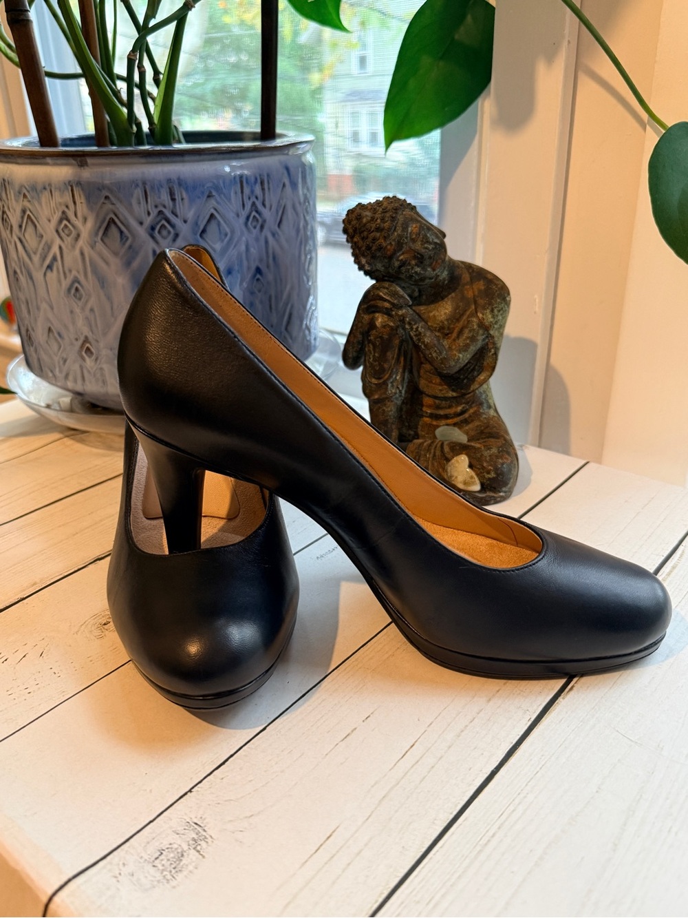 Naturalizer | “Michelle” Black Leather Round-Toe Mid Heel Pumps